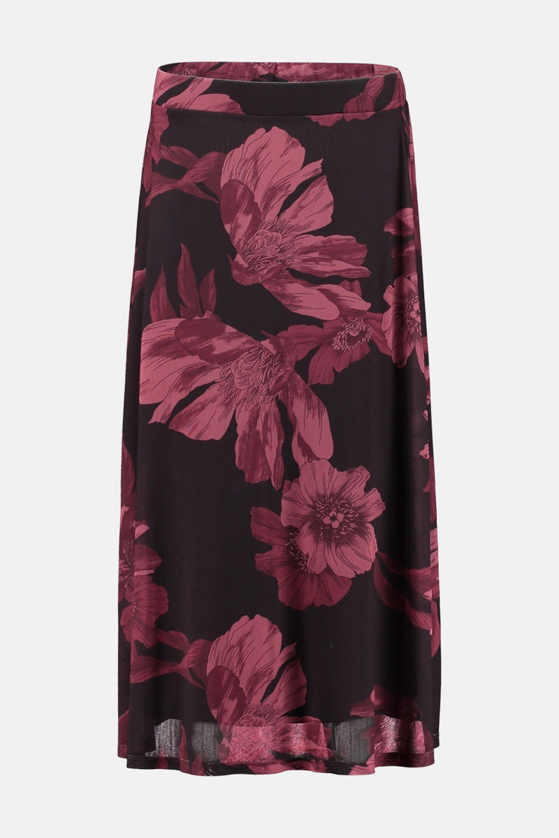 3/4 meerkleurige rok van ZABAIONE met een bordeauxrood bloemenpatroon op een zwarte achtergrond.