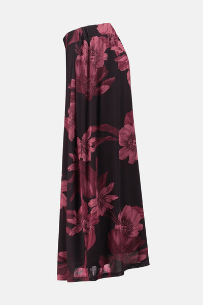 Midi-rok met bloemenprint van ZABAIONE, rode bloemenprint op een zwarte achtergrond.