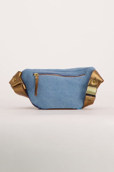 Sac bandoulière bleu de PAUL MARIUS avec fermeture éclair dorée et détails de sangle en cuir métallisé.