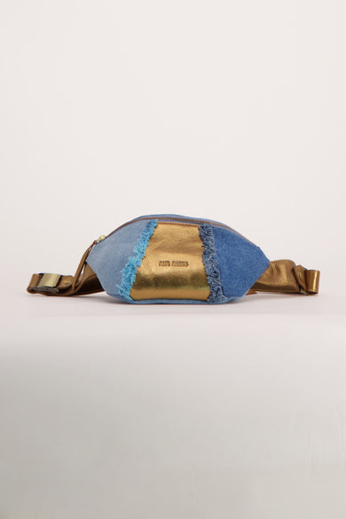 Sac bandoulière bleu en jean par PAUL MARIUS, avec empiècement doré et finitions frangées.