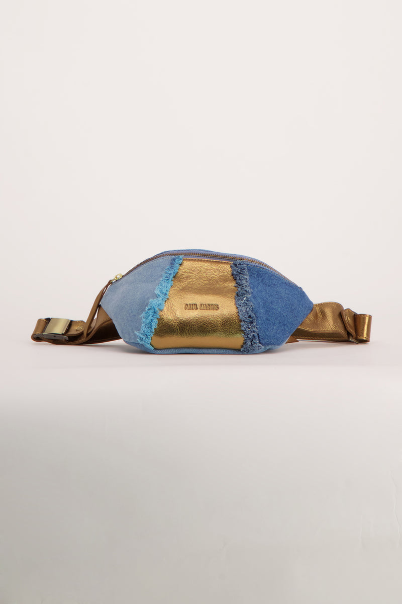 Sac bandoulière bleu en jean par PAUL MARIUS, avec empiècement doré et finitions frangées.