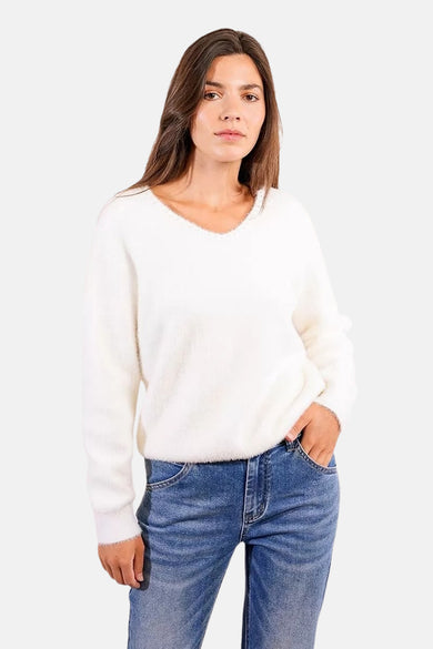 Witte V-hals trui van Molly Bracken gedragen met een casual blauwe jeans.