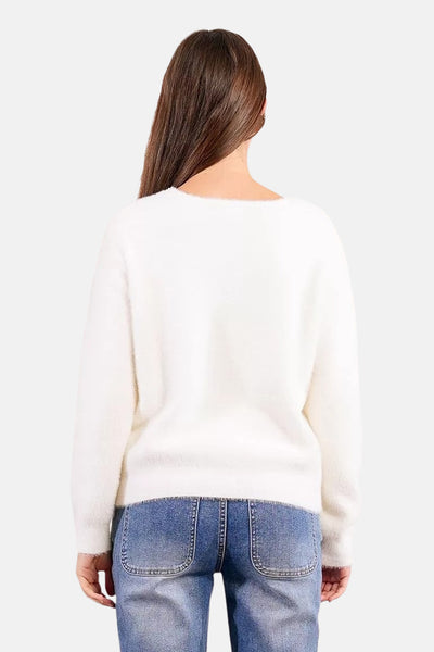 Witte V-hals trui van Molly Bracken, gedragen met een high-waist jeans, achtergezicht.