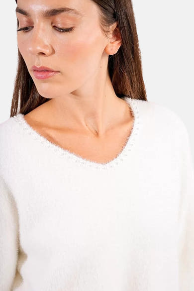 Pull à col en V blanc de Molly Bracken, avec détail de perles autour du col.