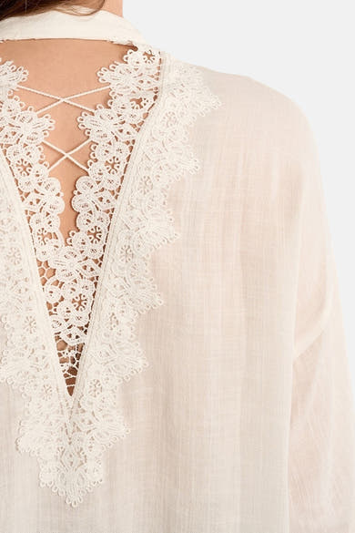 Chemisier manches longues blanc de Molly Bracken avec détail en dentelle florale au dos et laçage décoratif.
