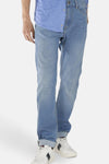 Rechte lichtblauwe spijkerbroek van Lee Cooper, gedragen met een blauw overhemd en witte sneakers.