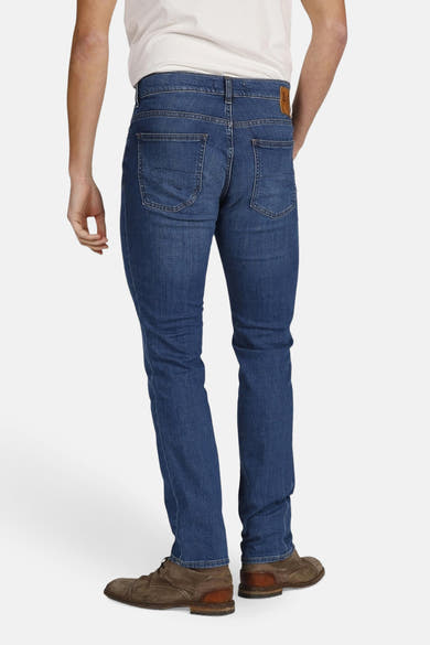 Jean droit en denim bleu moyen de Lee Cooper, avec poches arrière et ourlets légèrement couverts par des chaussures marron.
