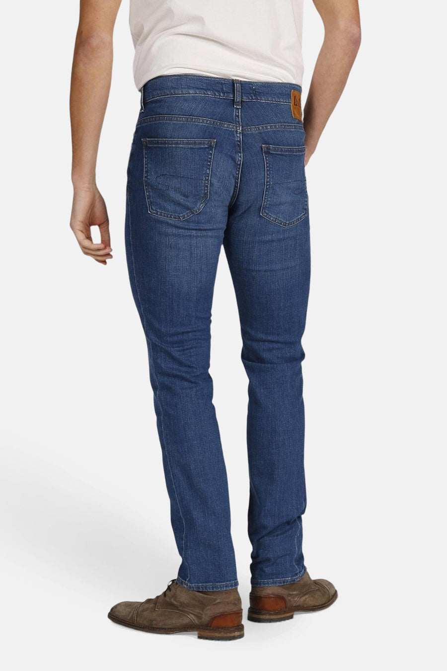 Jean droit en denim bleu moyen de Lee Cooper, avec poches arrière et ourlets légèrement couverts par des chaussures marron.
