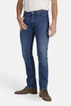Jean droit en denim bleu moyen de Lee Cooper, porté avec des chaussures marron à lacets.