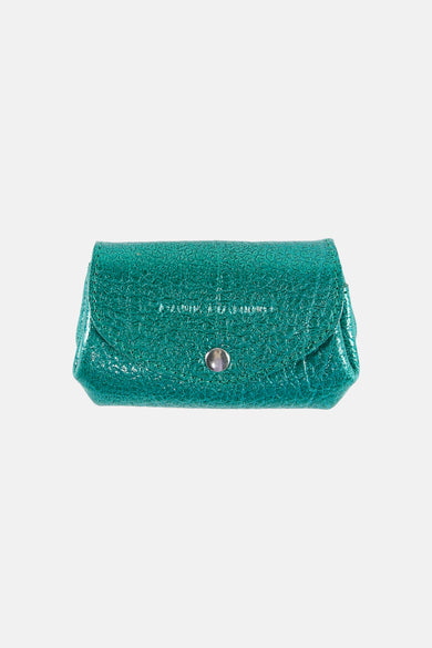 Blauwgroene glinsterende handtas van PAUL MARIUS, met schubbenstructuur, met een zilveren drukknoop.