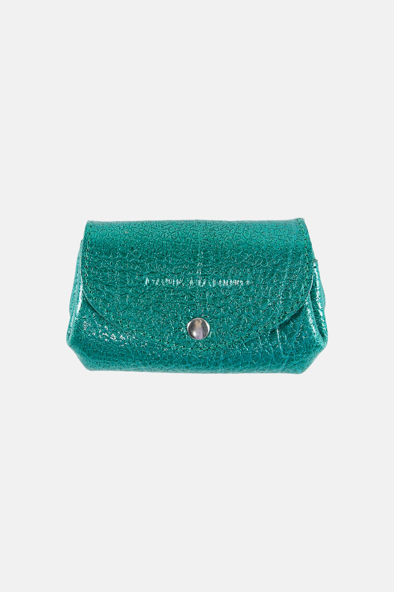 Blauwgroene glinsterende handtas van PAUL MARIUS, met schubbenstructuur, met een zilveren drukknoop.