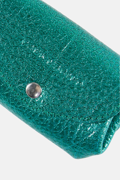 Sac à main bleu-vert scintillant de PAUL MARIUS, à texture écailleuse, avec un bouton-pression argenté.