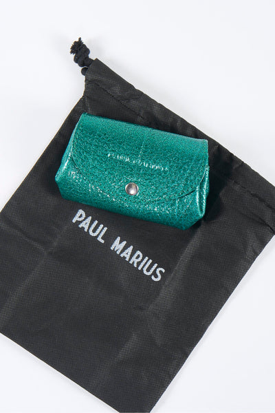 Sac à main vert de PAUL MARIUS, petite pochette texturée avec bouton-pression, dans un sac de protection noir.