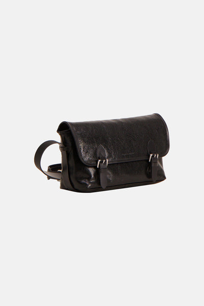 Sac à bandoulière noir de PAUL MARIUS, avec deux boucles argentées, en cuir texturé et brillant.
