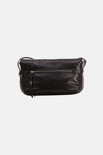 Sac à bandoulière noir de PAUL MARIUS avec une texture brillante, une fermeture zippée et une bandoulière.