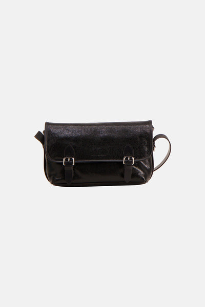 Sac à bandoulière noir par PAUL MARIUS, avec deux boucles argentées et une bandoulière réglable.
