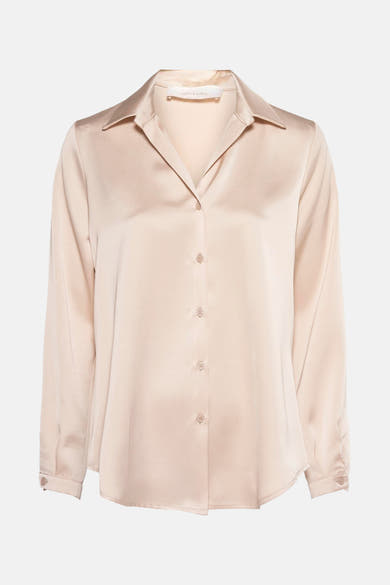 Blouse beige à manches longues par AMELIE ET AMELIE, en satin avec une coupe classique et boutonnée.