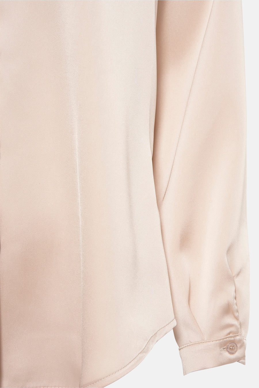 Blouse beige à manches longues de AMELIE ET AMELIE, tissu lisse et bouton visible au poignet.
