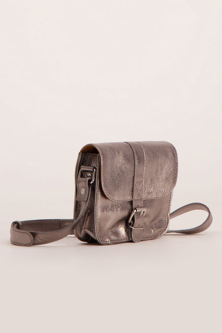 Sac à bandoulière métallisé par PAUL MARIUS avec une texture grainée visible et une bandoulière assortie.
