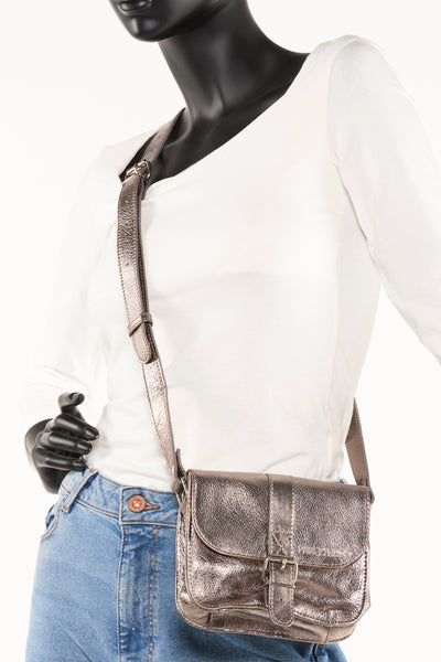Sac à bandoulière multicolore de PAUL MARIUS, porté sur un mannequin avec un t-shirt blanc et un jean.