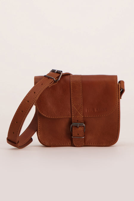 Sac bandoulière en cuir marron de PAUL MARIUS, avec boucle de fermeture et bandoulière réglable.