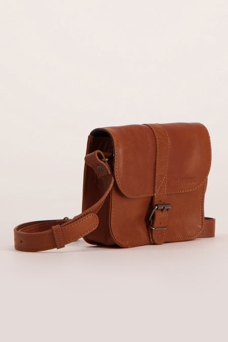Sac bandoulière marron en cuir de Paul Marius, avec une boucle et une bandoulière réglable.