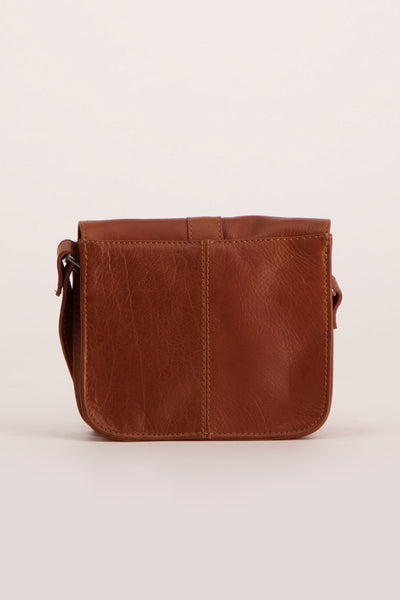 Sac à bandoulière en cuir marron de PAUL MARIUS, avec une texture patinée et une bandoulière réglable.