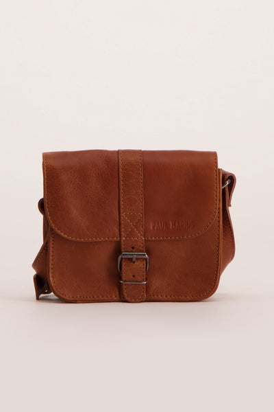 Sac à bandoulière brun en cuir de PAUL MARIUS, avec une boucle de fermeture en métal argenté.
