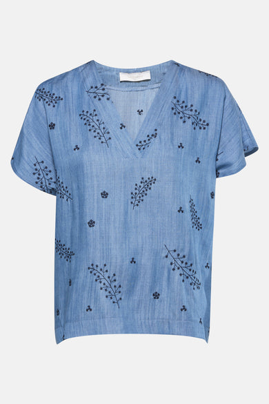 Korte mouwen blouse in middieblauw denim van AMELIE ET AMELIE met zwarte geborduurde bloemenprint.
