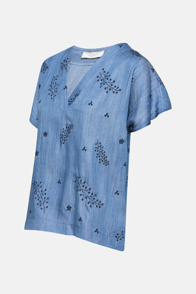 Korte mouwen blouse in middieblauw denim van AMELIE ET AMELIE met geborduurde zwarte bloemenprint.