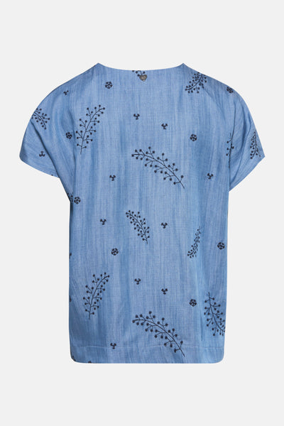 Middelblauwe denim blouse van AMELIE ET AMELIE met geborduurde bloemenpatronen.