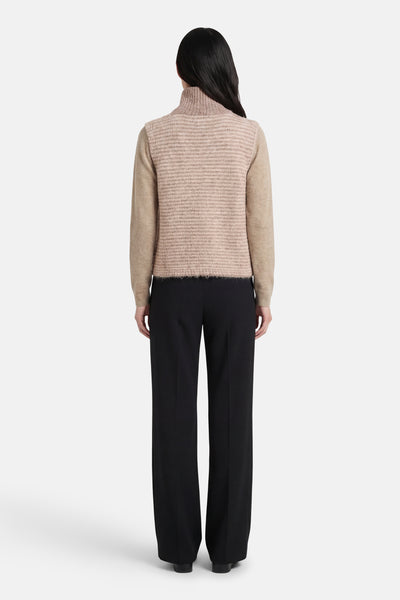 Beige cardigan, van ADORE, met een gebreide textuur en gedragen met een zwarte broek.
