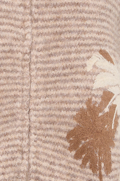 Beige cardigan van ADORE, in dik breisel met geborduurd bloemenpatroon.