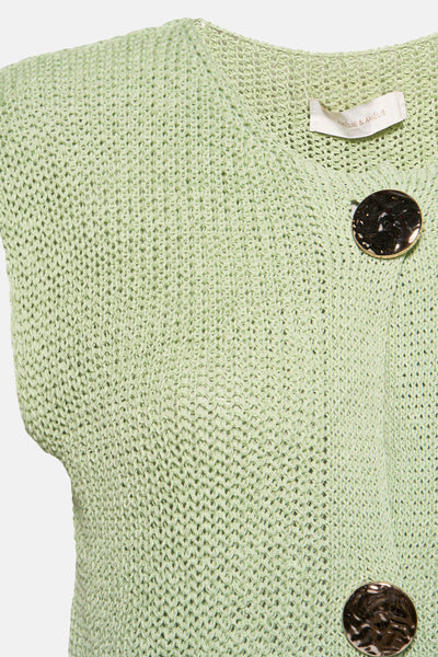 Groen gebreid vest, van AMÉLIE ET AMÉLIE, met decoratieve gouden knopen en brede open steken.