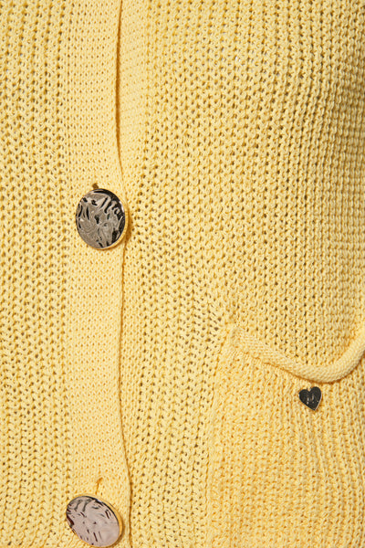 Gilet jaune van AMELIE ET AMELIE in tricot met decoratieve knopen en metaal hart detail.