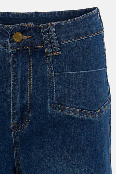 Jean large en denim bleu moyen par ADORE, avec détails de surpiqûres contrastantes et poche plaquée.