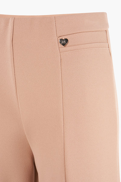 Beige broek van AMELIE ET AMELIE met zakdetail en hartvormig logo.