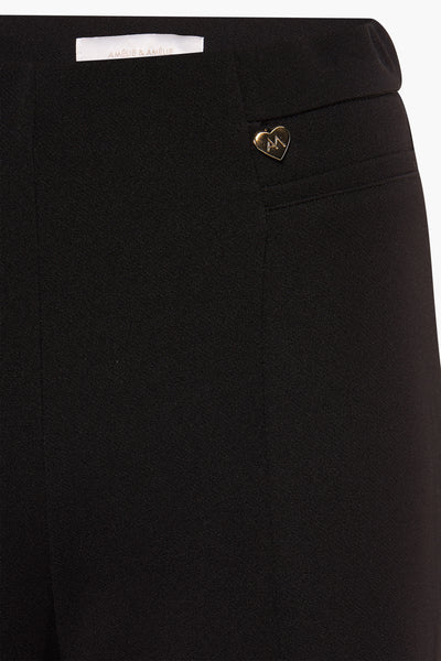 Zwarte broek door AMELIE ET AMELIE met gouden hartdetailsje nabij de zak.