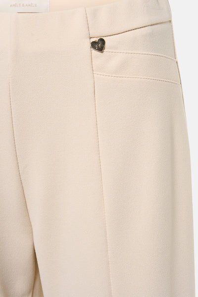Beige broek van AMELIE ET AMELIE met paspelzak en decoratief hartdetail.