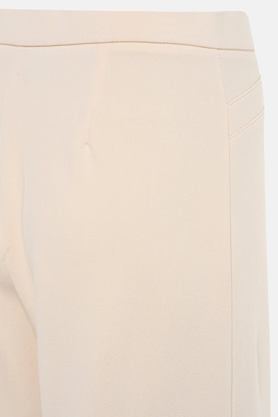 Pantalon beige par AMELIE ET AMELIE, détail de la ceinture et couture décorative.