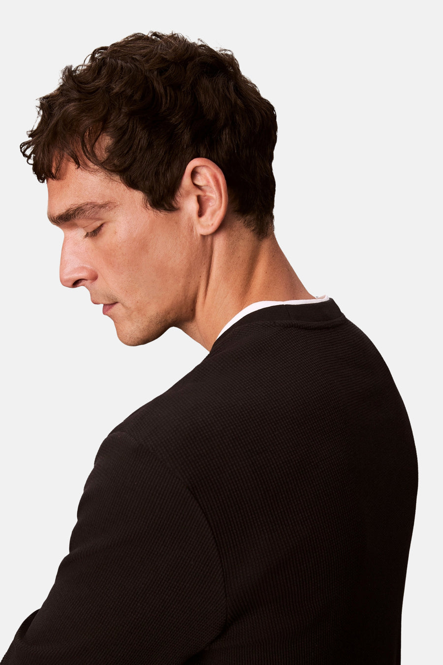 Zwart T-shirt met lange mouwen van Calvin Klein, zichtbare witte ronde hals, in textuurgebreide stof.