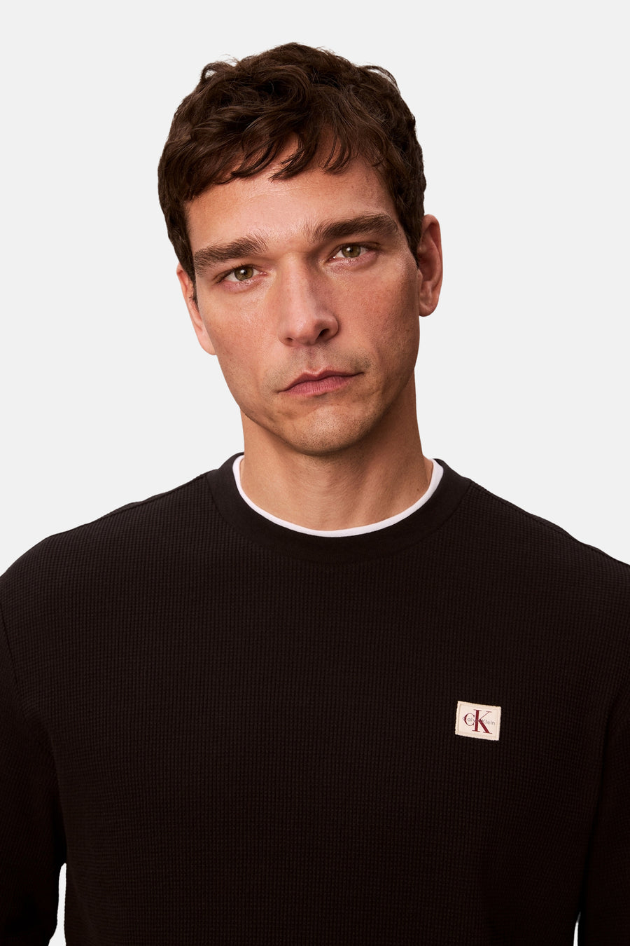 Zwart T-shirt met lange mouwen van Calvin Klein, in wafelbreisel met vierkant logo op de borst.