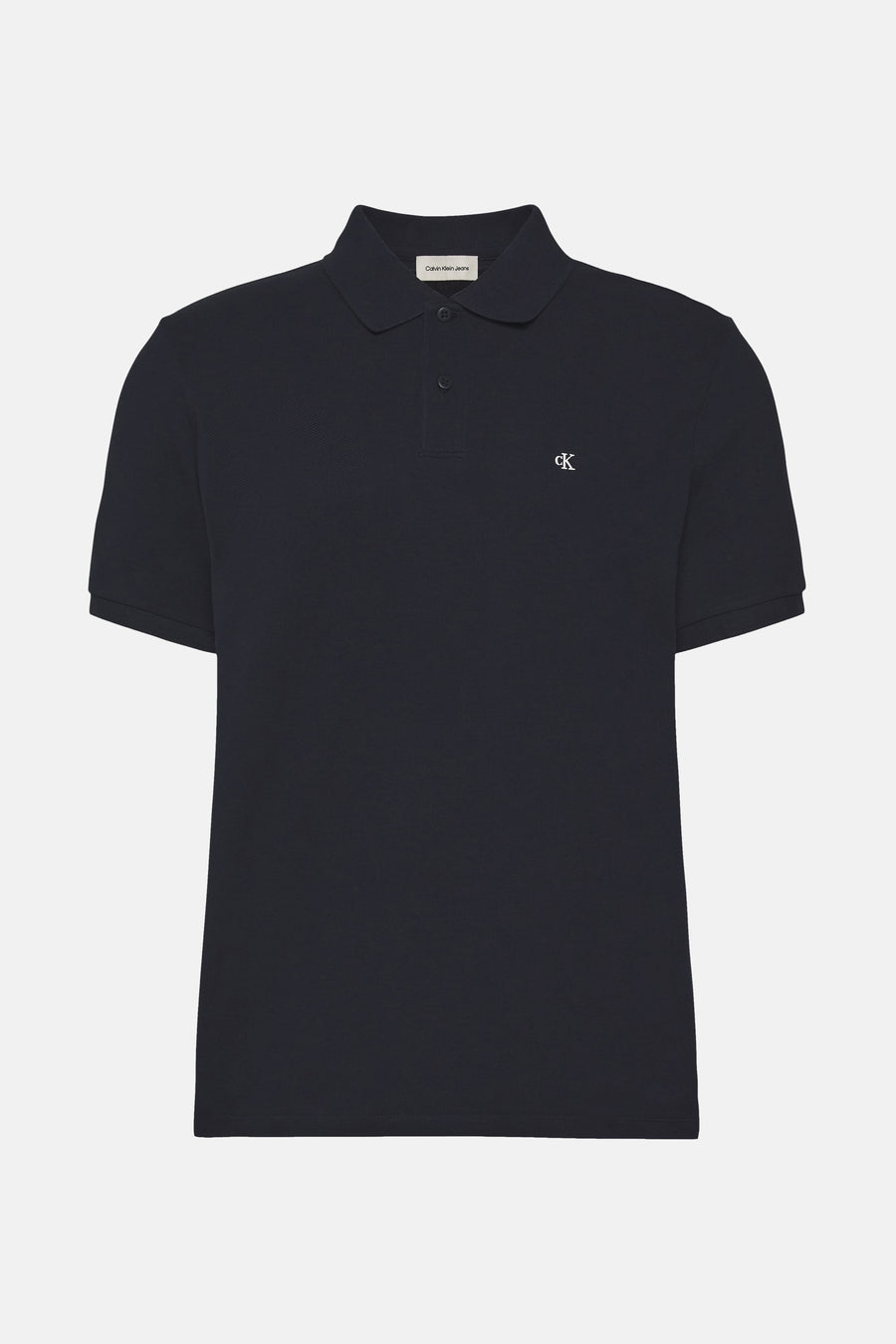 Polo bleu marine de Calvin Klein Jeans, avec logo CK brodé sur le devant.