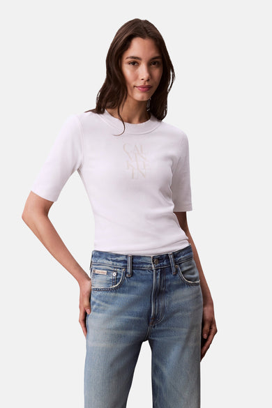 T-shirt blanc à manches courtes de Calvin Klein, porté avec un jean taille haute délavé.
