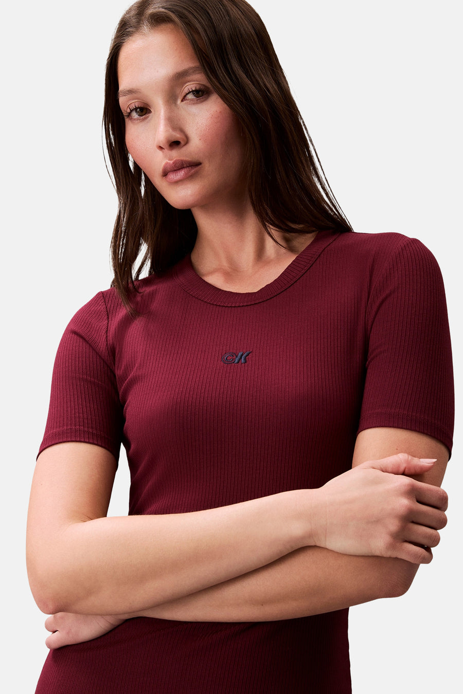 Robe longue bordeaux de Calvin Klein, avec un tissu côtelé fin et manches courtes.