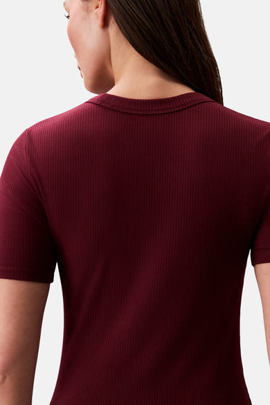 Robe longue bordeaux de Calvin Klein avec une texture côtelée, vue de dos.