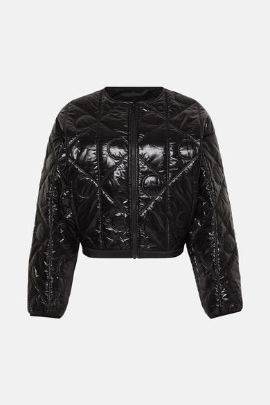 Korte zwarte jas van Calvin Klein, met ruitvormig doorgestikt patroon en ritssluiting op een neutrale achtergrond.