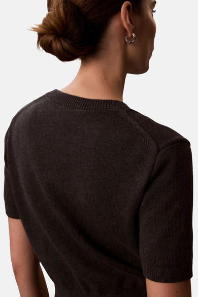 Pull à col rond gris de Calvin Klein avec manches courtes et texture fine.
