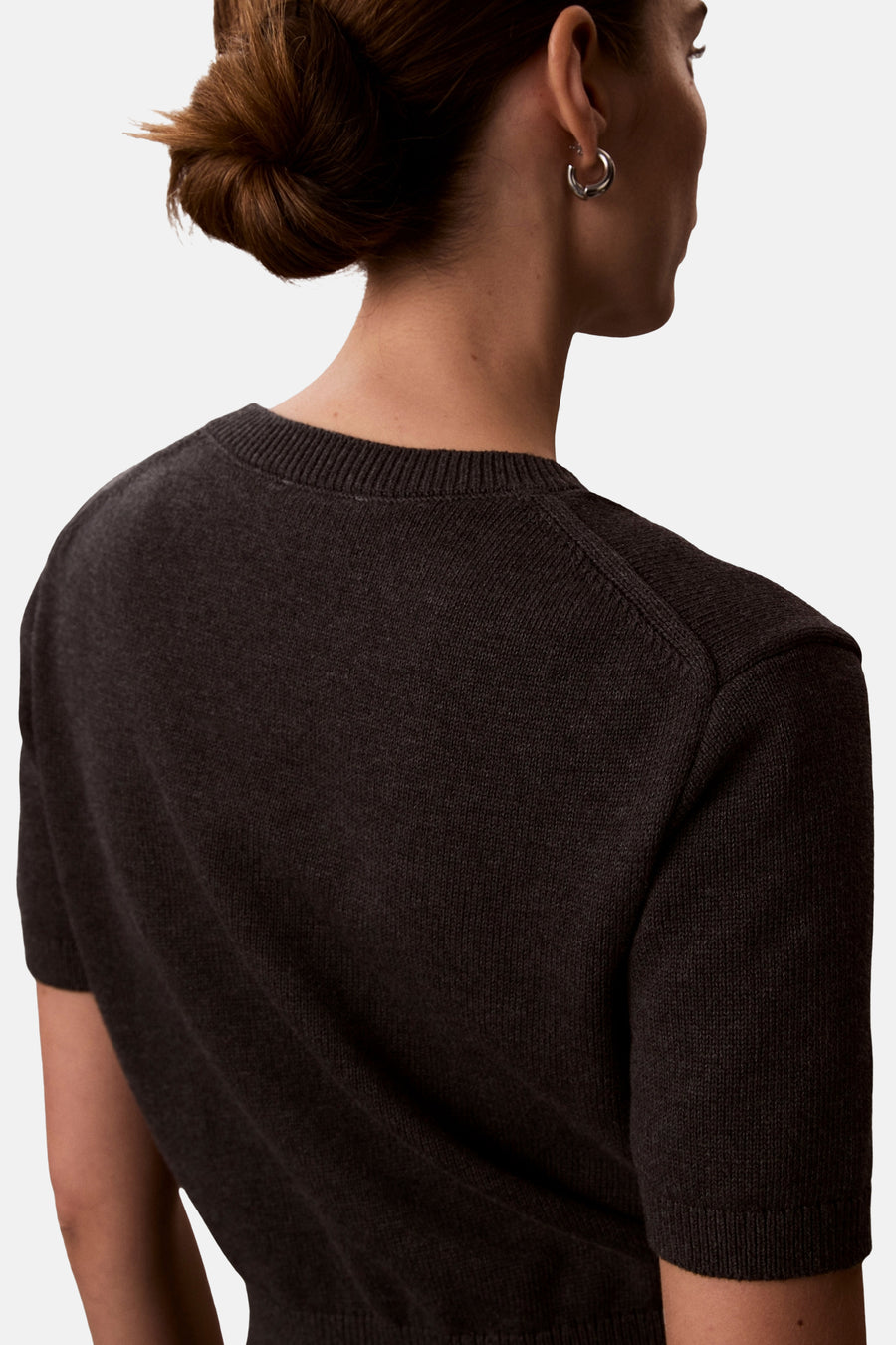 Pull à col rond gris de Calvin Klein avec manches courtes et texture fine.