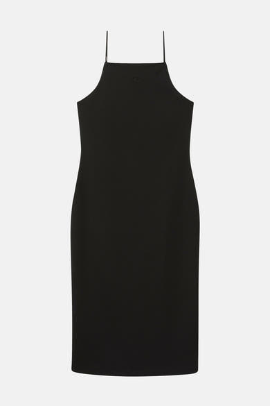 Robe noire de Calvin Klein avec fines bretelles et coupe moulante arrivant au genou.
